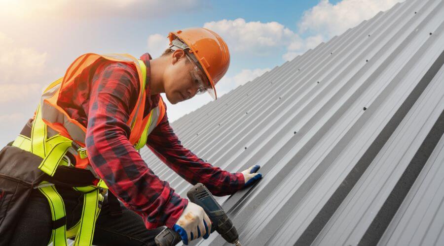 Professional gutter cleaning in Powers, MI
